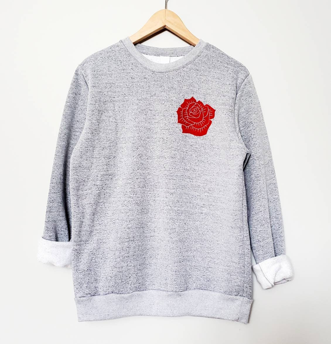 Sweat-shirt rose rouge, col d’équipage fleur unisexe, rose imprimée à la main, design estampillé à la main, mode éthique, pull doux gris, pull polaire