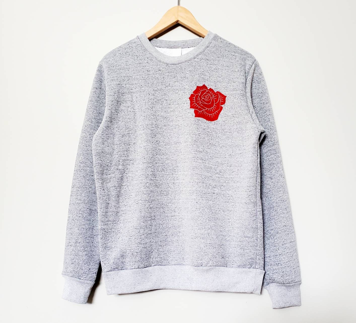 Sweat-shirt rose rouge, col d’équipage fleur unisexe, rose imprimée à la main, design estampillé à la main, mode éthique, pull doux gris, pull polaire