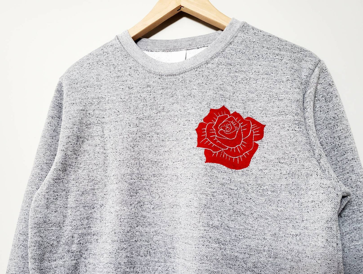 Sweat-shirt rose rouge, col d’équipage fleur unisexe, rose imprimée à la main, design estampillé à la main, mode éthique, pull doux gris, pull polaire