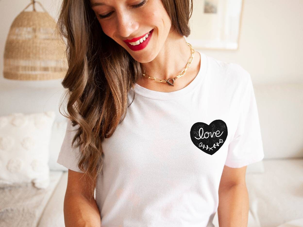 T-shirt d’amour graphique, t-shirt UNISEX imprimé à la main, tee-shirt imprimé cœur, mode minimaliste, cadeau unique, design imprimé en bloc, mode éthique