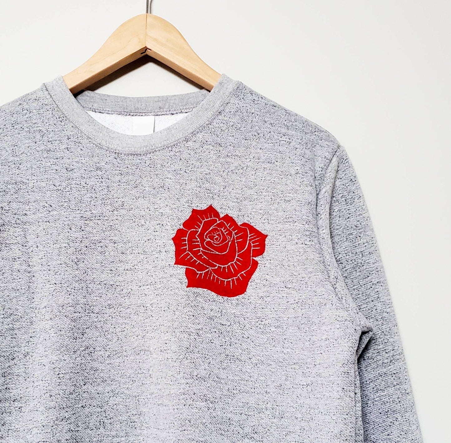 Sweat-shirt rose rouge, col d’équipage fleur unisexe, rose imprimée à la main, design estampillé à la main, mode éthique, pull doux gris, pull polaire