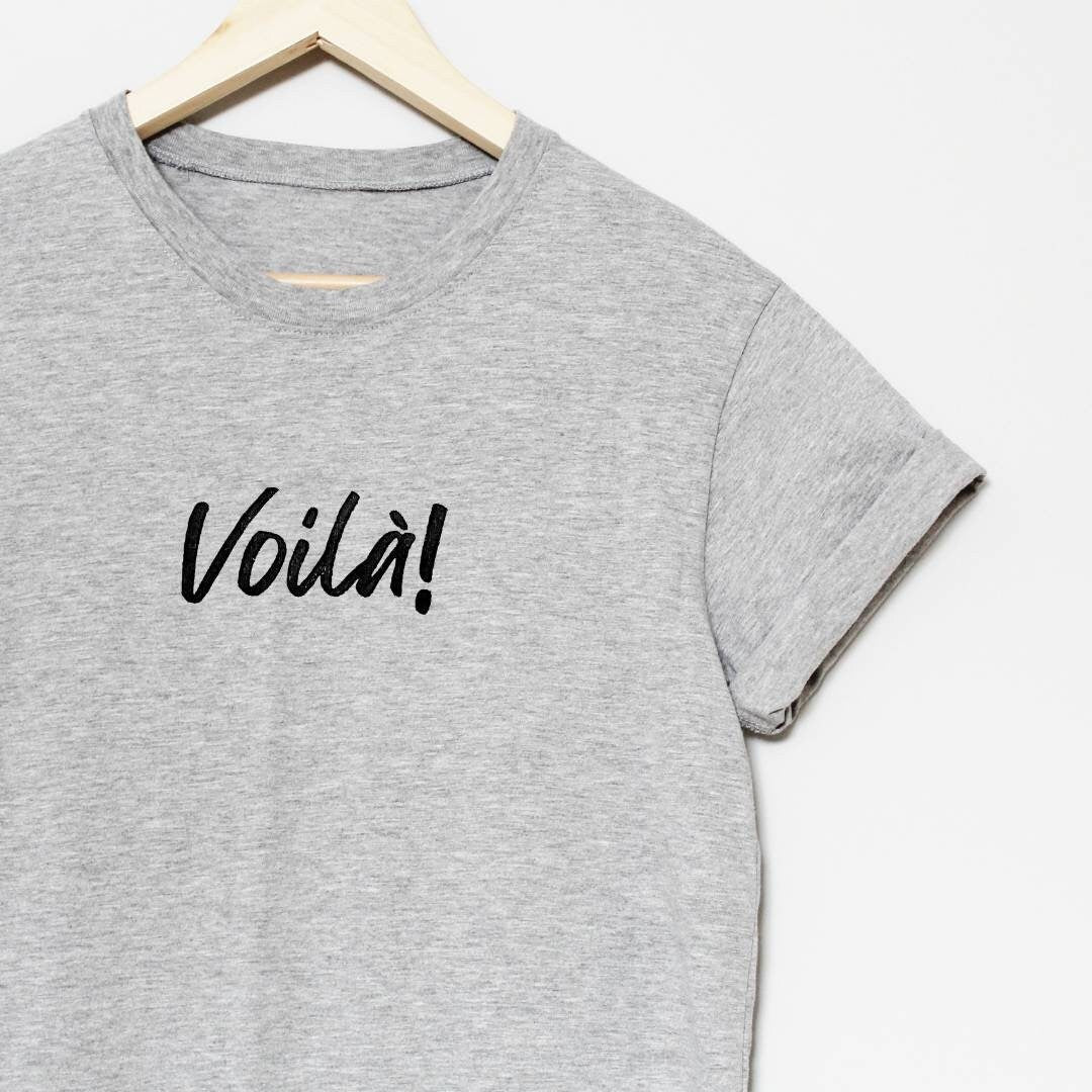 T-shirt Voilà, t-shirt UNISEX imprimé à la main, tee-shirt citation français, imprimé calligraphie graphique, mode minimaliste, cadeau unique, mode éthique