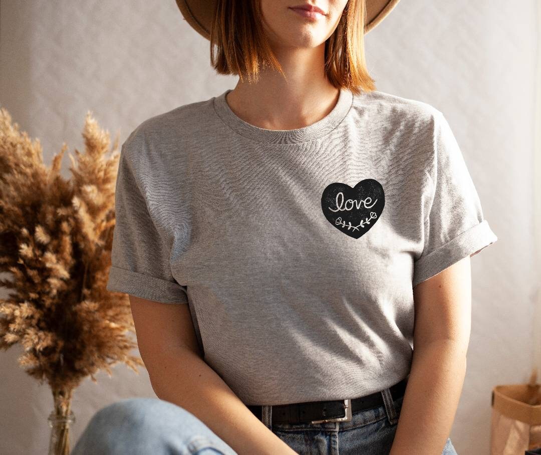 T-shirt d’amour graphique, t-shirt UNISEX imprimé à la main, tee-shirt imprimé cœur, mode minimaliste, cadeau unique, design imprimé en bloc, mode éthique