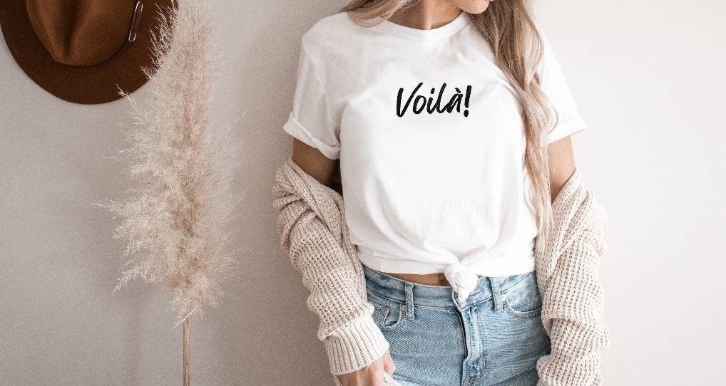 T-shirt Voilà, t-shirt UNISEX imprimé à la main, tee-shirt citation français, imprimé calligraphie graphique, mode minimaliste, cadeau unique, mode éthique