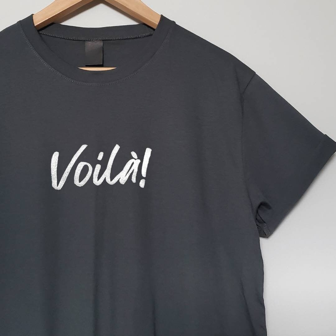 T-shirt Voilà, t-shirt UNISEX imprimé à la main, tee-shirt citation français, imprimé calligraphie graphique, mode minimaliste, cadeau unique, mode éthique