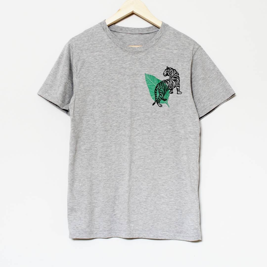 T-shirt tigre et plante, t-shirt imprimé à la main UNISEX, tee-shirt imprimé en bloc d'animaux, illustration estampillée à la main, vêtements, mode éthique