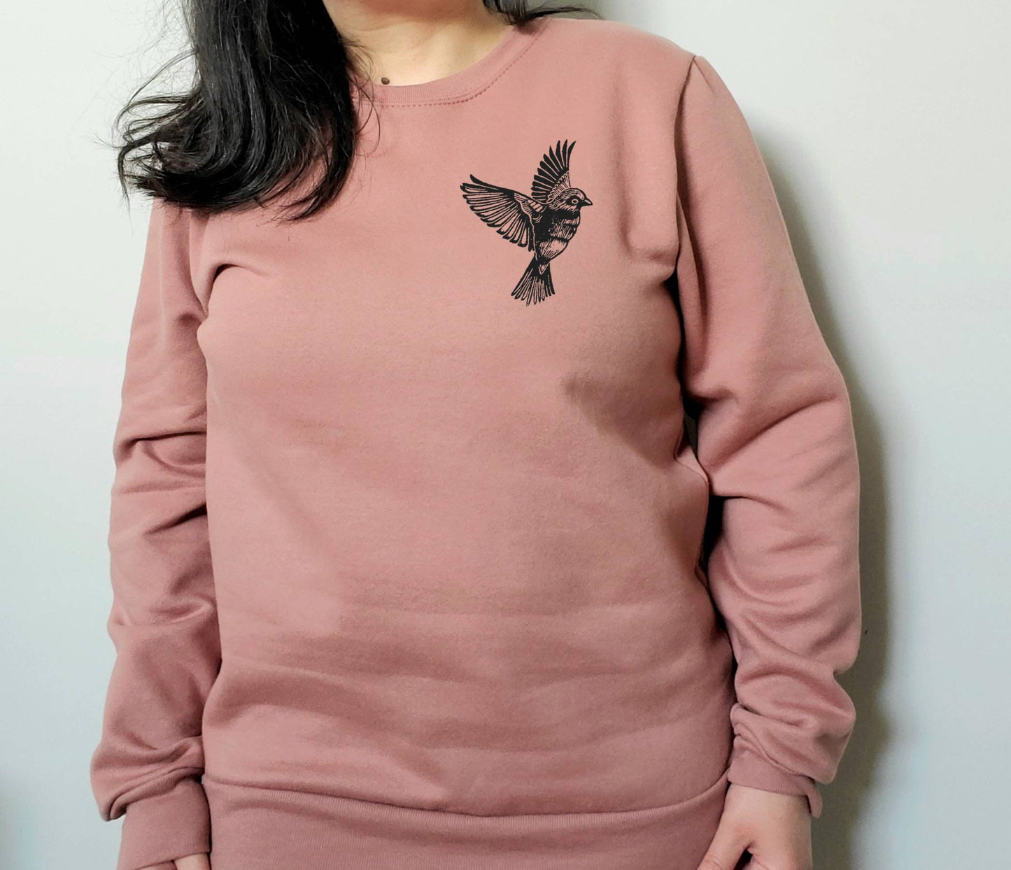 Sweat-shirt d’oiseau, col d’équipage imprimé à la main unisexe, illustration de moineau imprimé en bloc, pull en polaire douce, vêtements, mode éthique