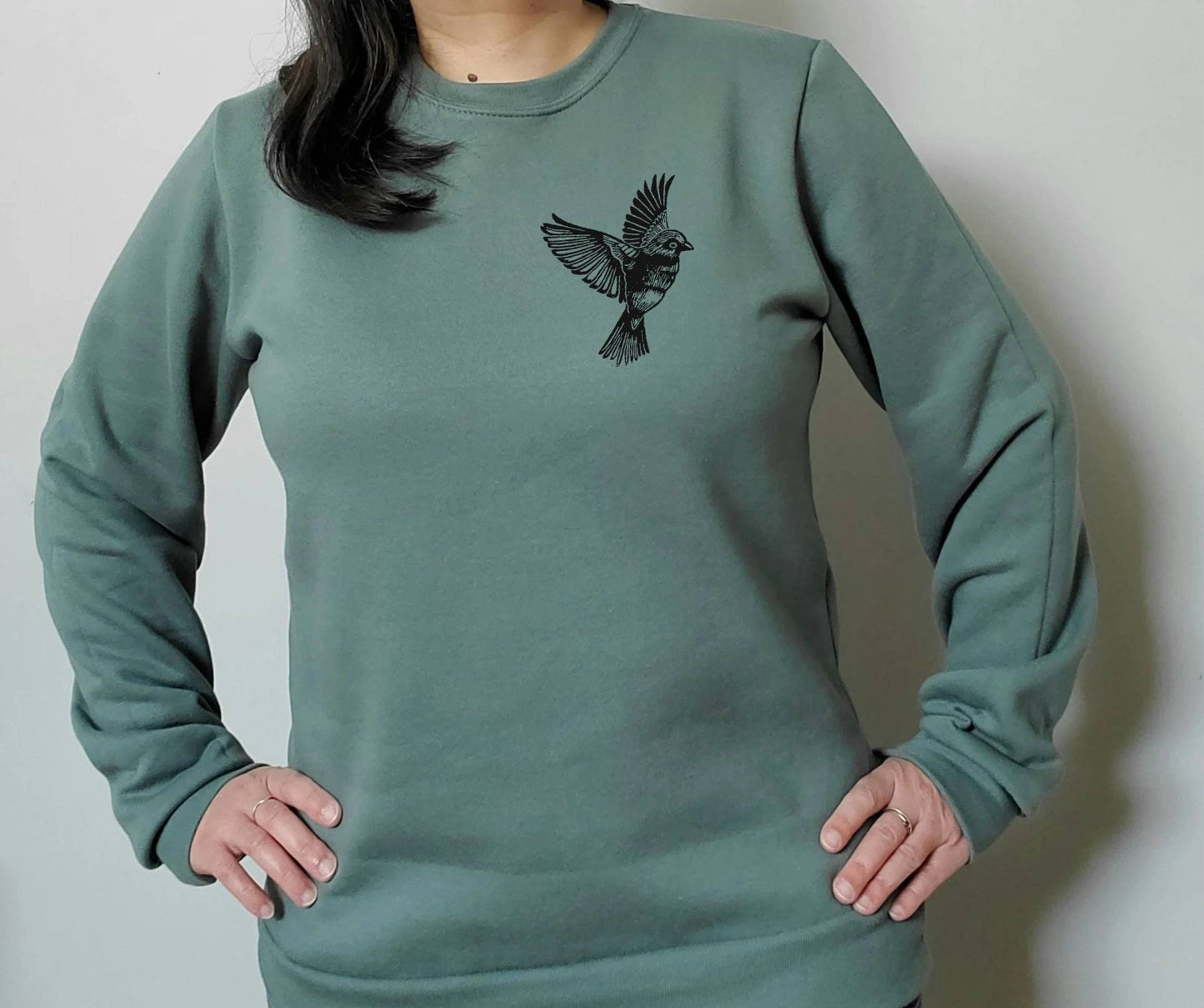 Sweat-shirt d’oiseau, col d’équipage imprimé à la main unisexe, illustration de moineau imprimé en bloc, pull en polaire douce, vêtements, mode éthique