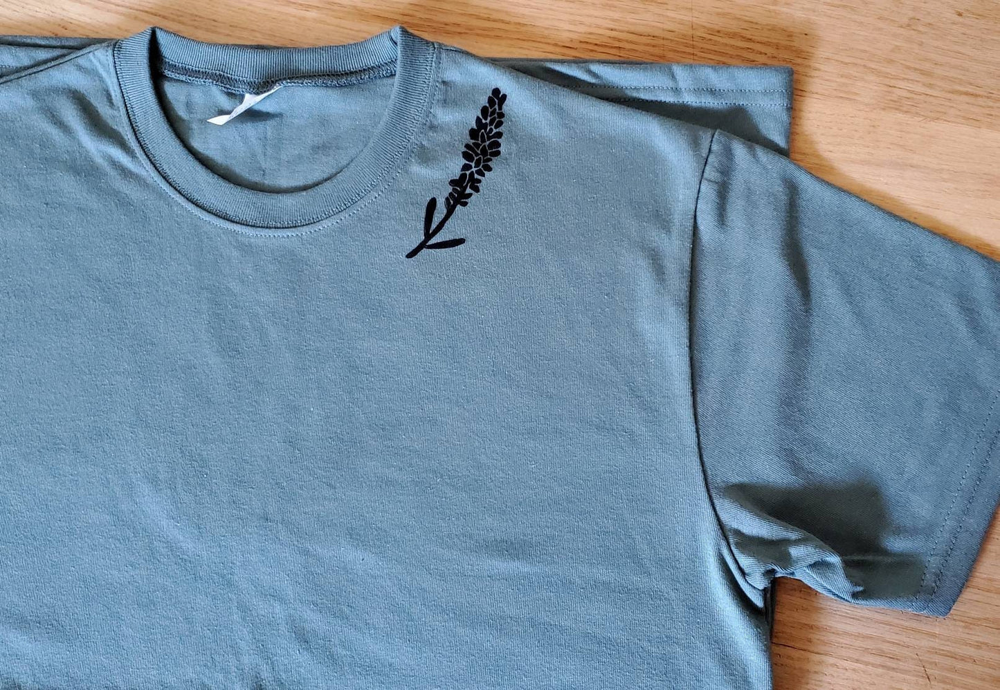 T-shirt lavande, tee-shirt à fleurs unisexe imprimé à la main, design végétal minimaliste, t-shirt imprimé en bloc unique, chemise d'été douce, mode éthique