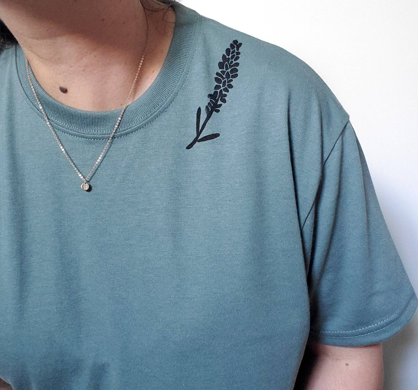 T-shirt lavande, tee-shirt à fleurs unisexe imprimé à la main, design végétal minimaliste, t-shirt imprimé en bloc unique, chemise d'été douce, mode éthique