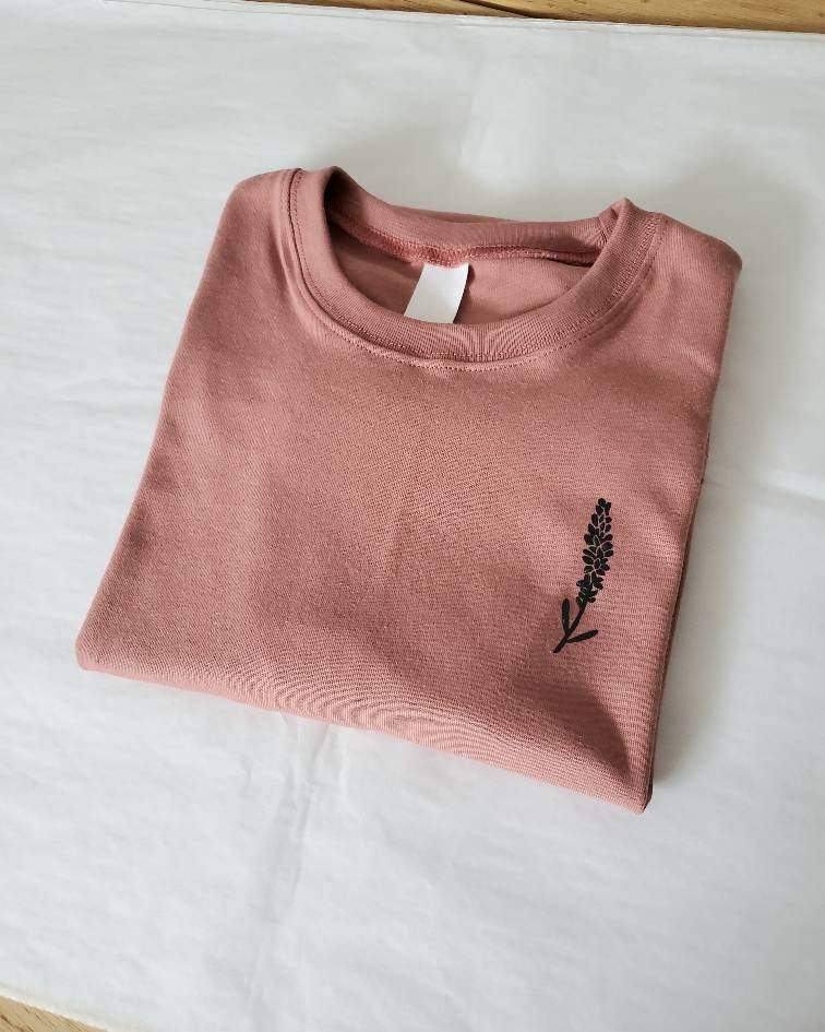 T-shirt lavande, tee-shirt à fleurs unisexe imprimé à la main, design végétal minimaliste, t-shirt imprimé en bloc unique, chemise d'été douce, mode éthique
