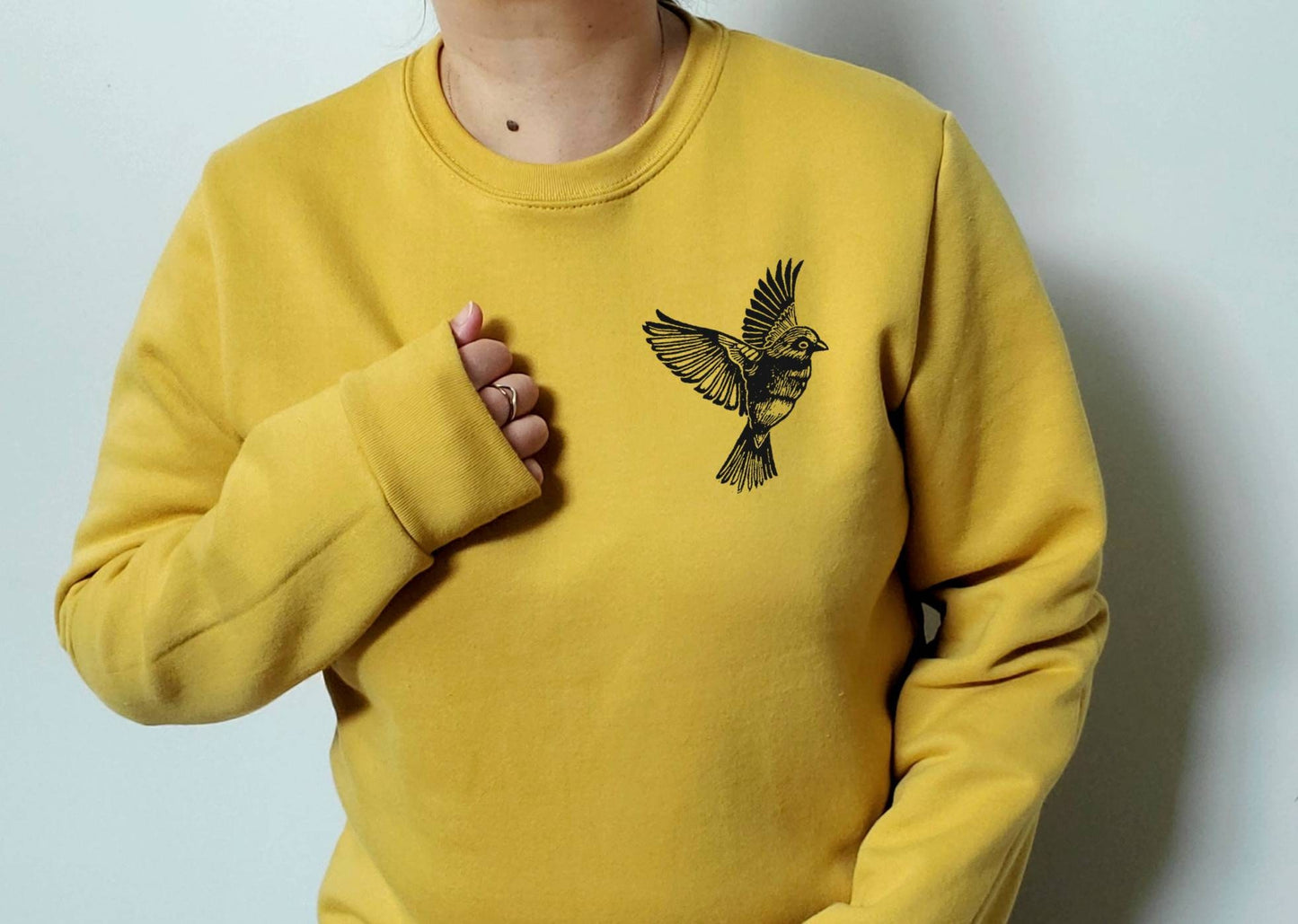 Sweat-shirt d’oiseau, col d’équipage imprimé à la main unisexe, illustration de moineau imprimé en bloc, pull en polaire douce, vêtements, mode éthique