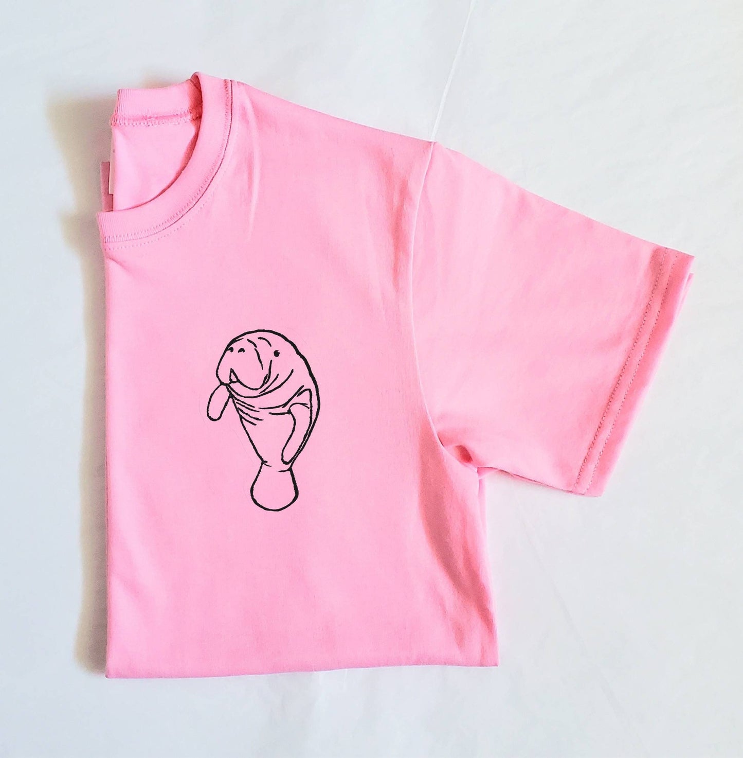 T-shirt lamantin, tee-shirt unisexe imprimé à la main, chemise de vache de mer minimaliste, t-shirt imprimé en bloc unique, chemise d'été douce, mode éthique