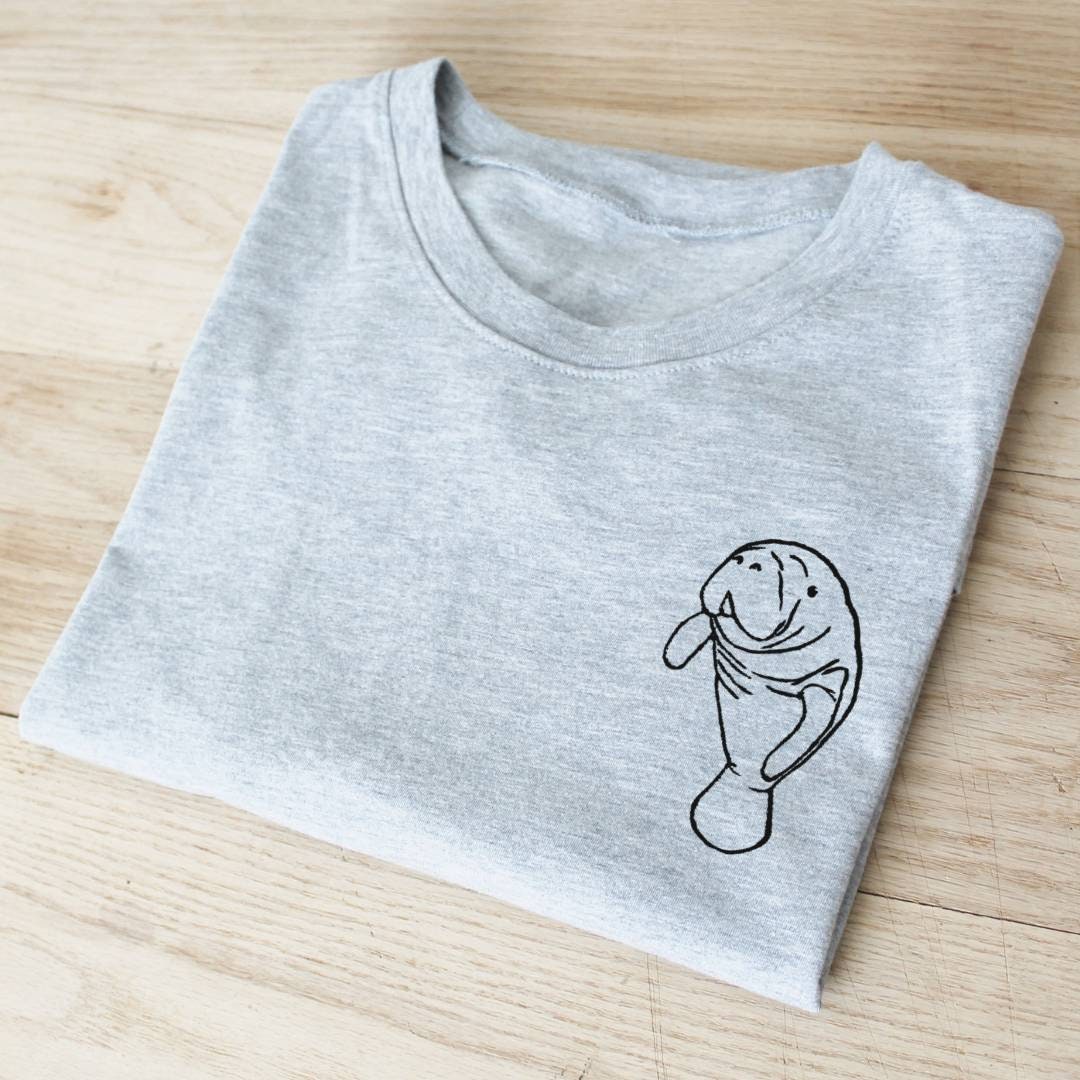T-shirt lamantin, t-shirt UNISEXE amoureux de la mer, illustration de vache de mer imprimée à la main, tee-shirt d’été de plage, impression de bloc de lino de timbre à la main, mode éthique