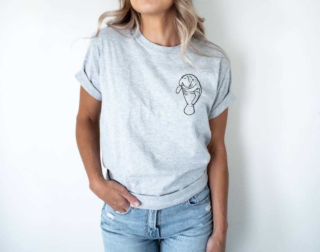 T-shirt lamantin, t-shirt UNISEXE amoureux de la mer, illustration de vache de mer imprimée à la main, tee-shirt d’été de plage, impression de bloc de lino de timbre à la main, mode éthique