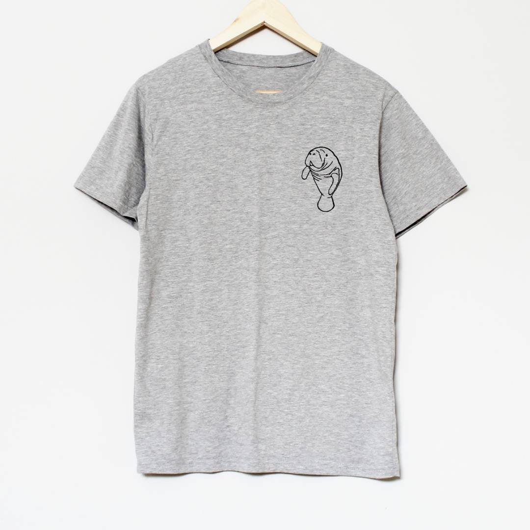 T-shirt lamantin, t-shirt UNISEXE amoureux de la mer, illustration de vache de mer imprimée à la main, tee-shirt d’été de plage, impression de bloc de lino de timbre à la main, mode éthique