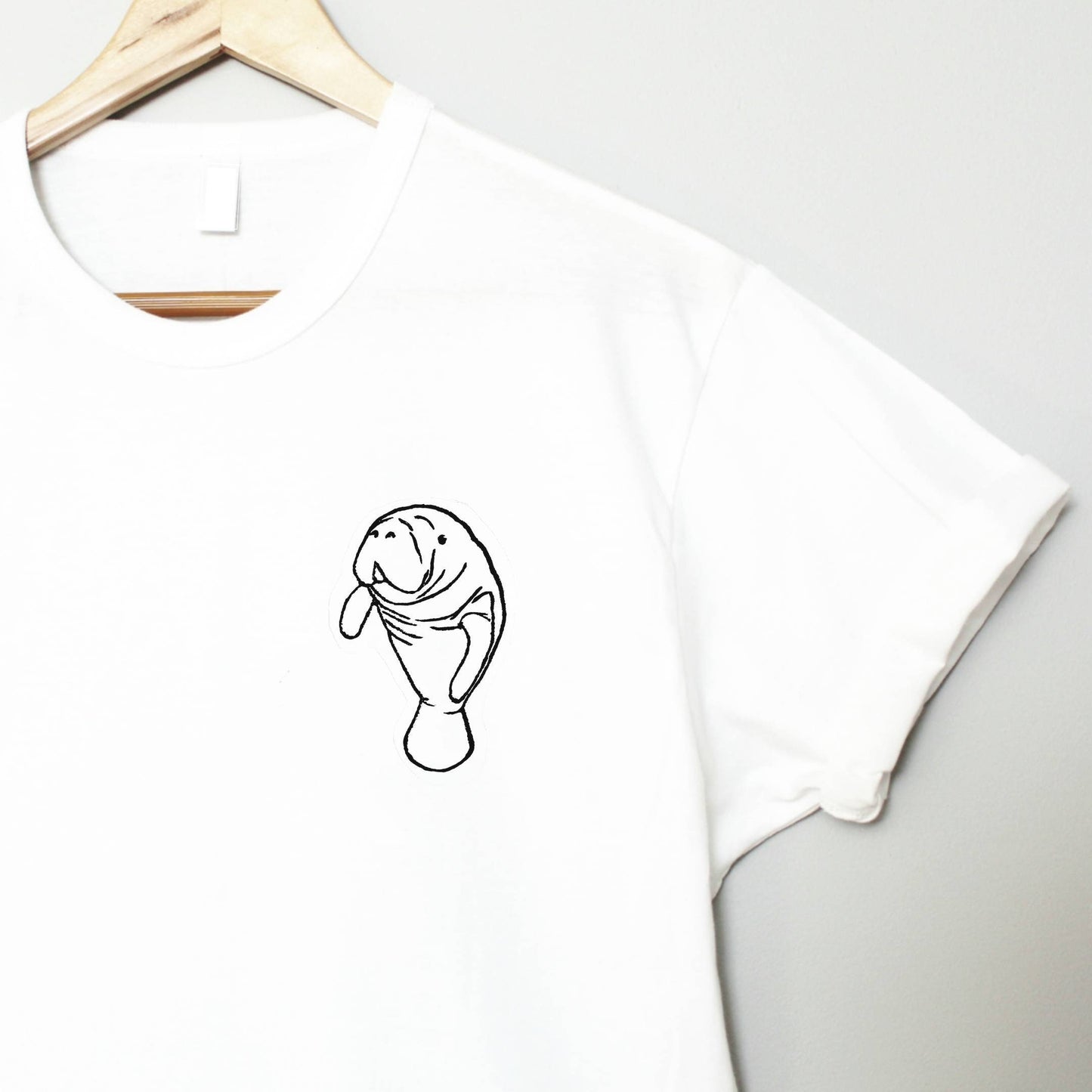 T-shirt lamantin, t-shirt UNISEXE amoureux de la mer, illustration de vache de mer imprimée à la main, tee-shirt d’été de plage, impression de bloc de lino de timbre à la main, mode éthique