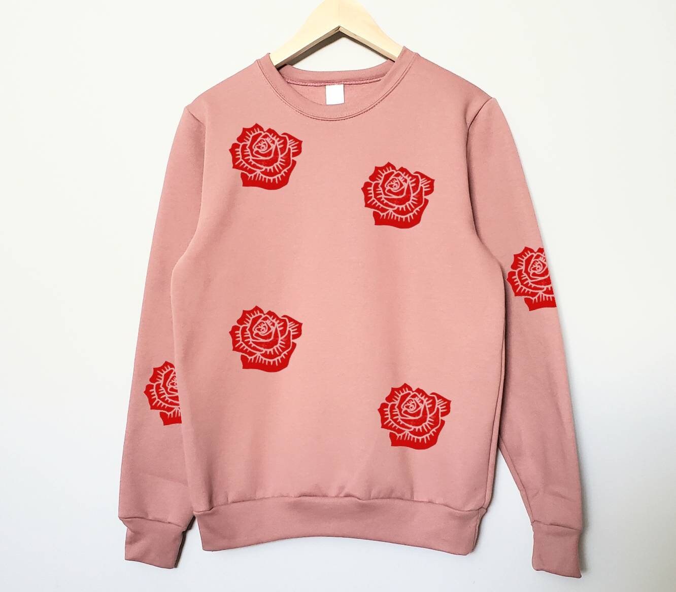Sweat-shirt rose rouge, col d’équipage de roses imprimé à la main unisexe, motif floral imprimé en bloc partout, pull en polaire douce, mode éthique