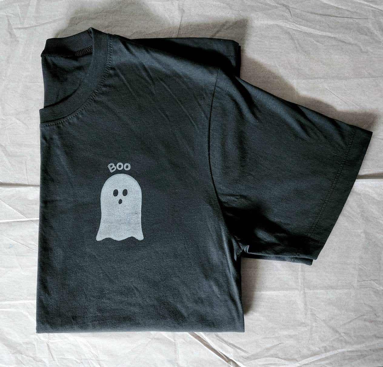 T-shirt Halloween Ghost, t-shirt d’Halloween imprimé à la main UNISEXE, tee-shirt boo imprimé en bloc minimaliste, illustration estampillée à la main, fashi éthique mignon