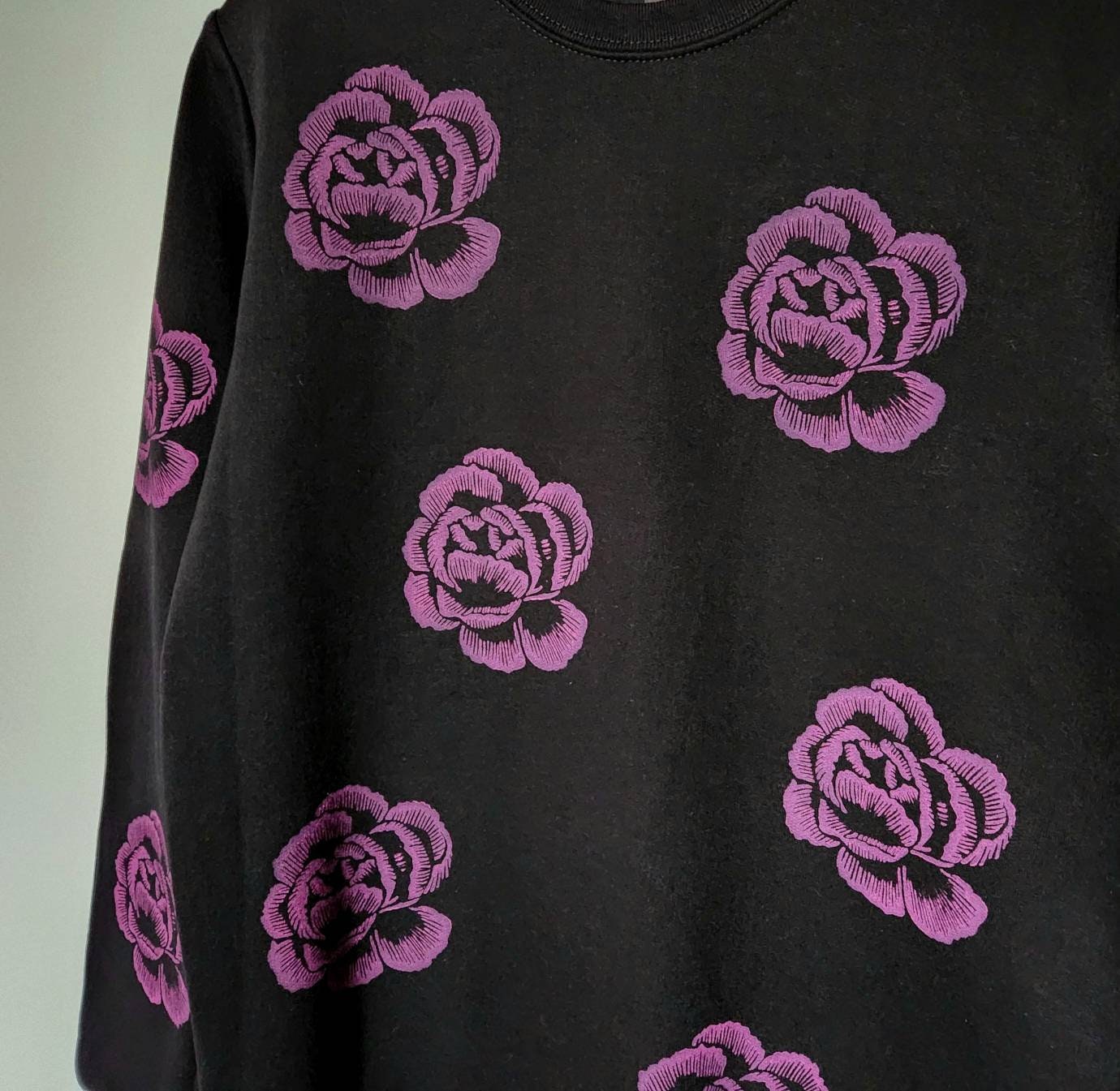 Sweat-shirt à fleurs roses, col d’équipage à fleurs imprimé à la main unisexe, motif floral imprimé partout, inspiration vintage, mode d’automne éthique