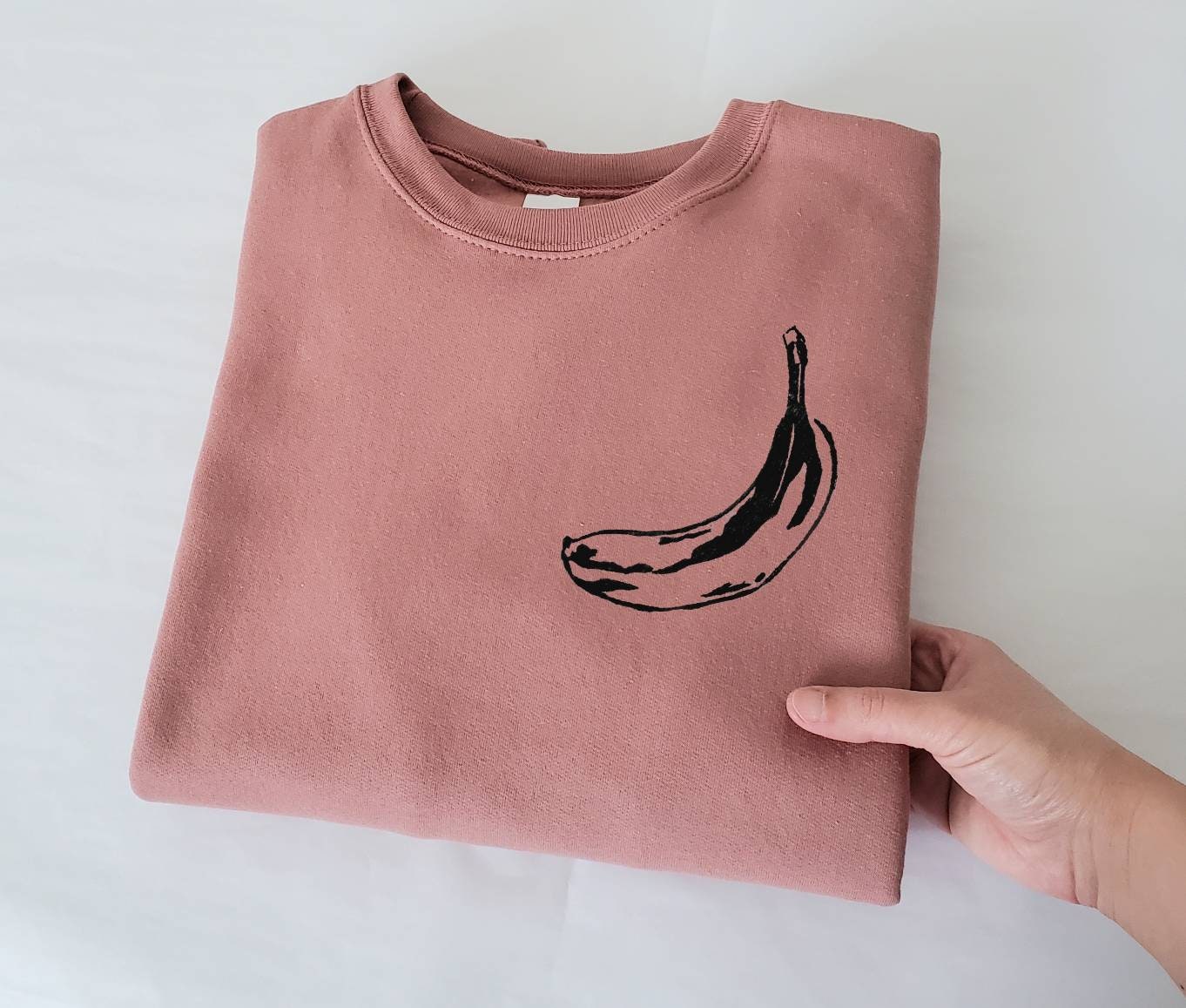 Sweat-shirt banane, col d’équipage imprimé à la main, pull de style unisexe, imprimé fruit minimaliste, pull en polaire blanche, imprimé lino, mode éthique