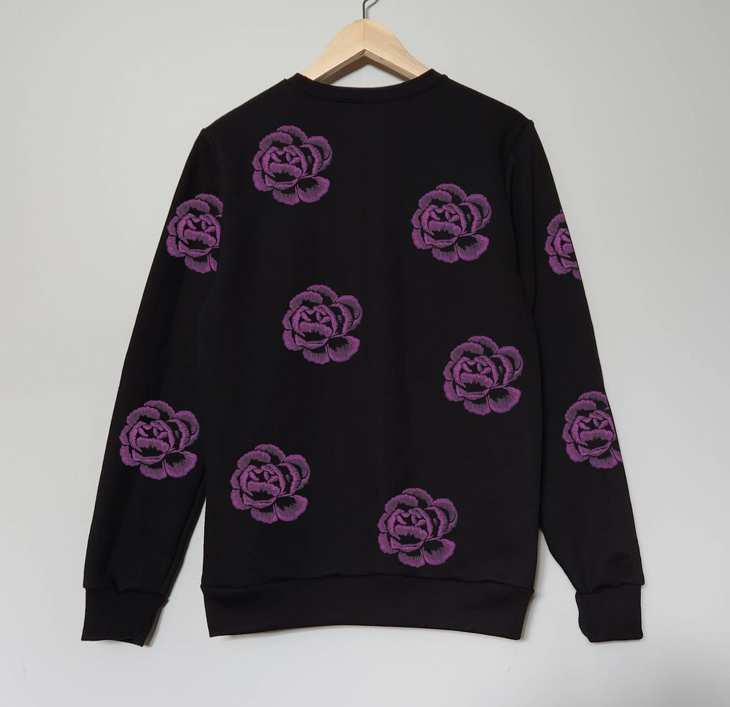 Sweat-shirt à fleurs roses, col d’équipage à fleurs imprimé à la main unisexe, motif floral imprimé partout, inspiration vintage, mode d’automne éthique