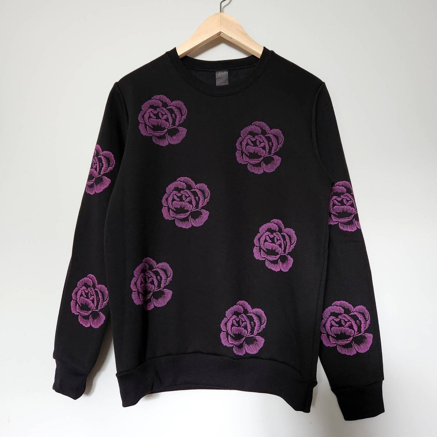 Sweat-shirt à fleurs roses, col d’équipage à fleurs imprimé à la main unisexe, motif floral imprimé partout, inspiration vintage, mode d’automne éthique