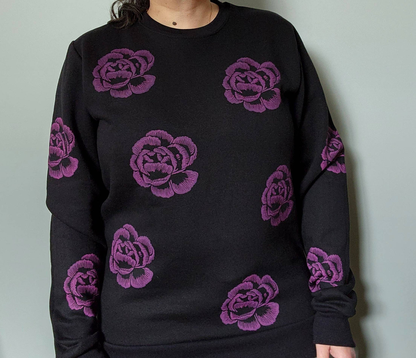 Sweat-shirt à fleurs roses, col d’équipage à fleurs imprimé à la main unisexe, motif floral imprimé partout, inspiration vintage, mode d’automne éthique