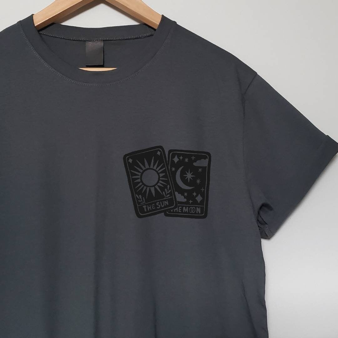 T-shirt de carte de tarot, t-shirt oracle UNISEX imprimé à la main, tee-shirt imprimé soleil et lune, mode minimaliste, vêtements uniques, mode éthique
