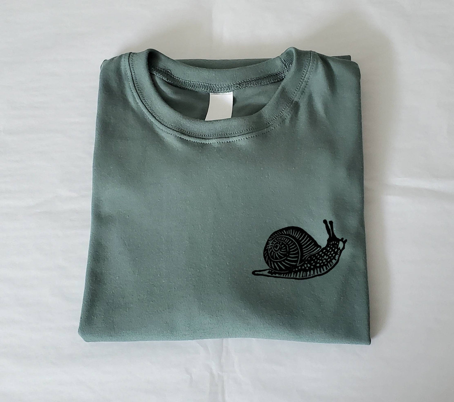 T-shirt escargot, t-shirt UNISEX imprimé à la main, tee-shirt limace mignon, mode minimaliste, vêtements imprimés en bloc uniques, cadeau pour elle, mode éthique
