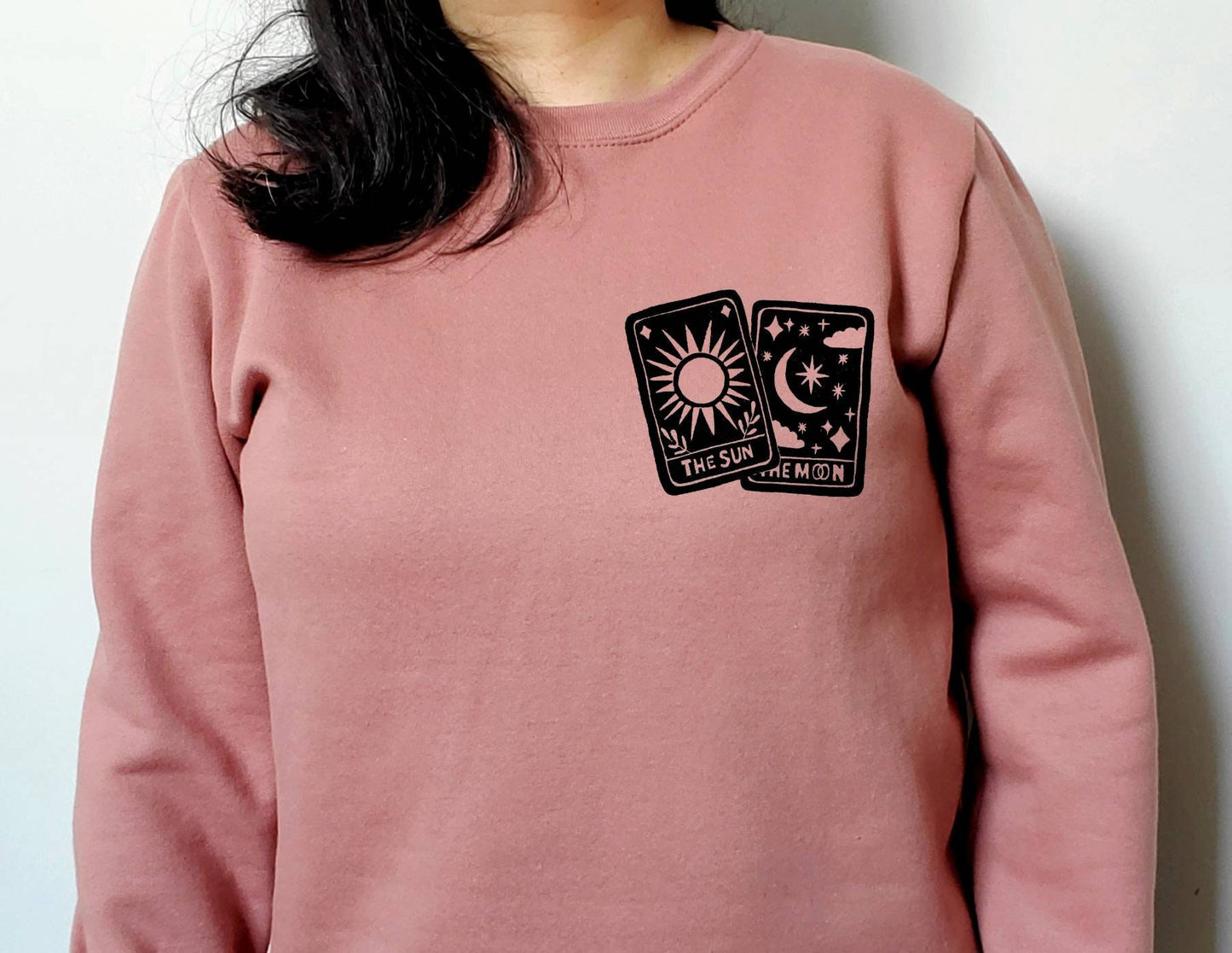 Sweat-shirt de carte de tarot, col d’équipage unisexe imprimé à la main, design linoprint soleil et lune, pull imprimé bloc, pull doux, mode éthique