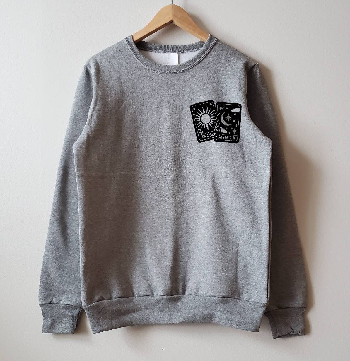 Sweat-shirt de carte de tarot, col d’équipage unisexe imprimé à la main, design linoprint soleil et lune, pull imprimé bloc, pull doux, mode éthique