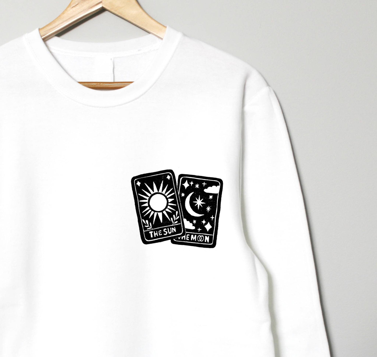 Sweat-shirt de carte de tarot, col d’équipage unisexe imprimé à la main, design linoprint soleil et lune, pull imprimé bloc, pull doux, mode éthique