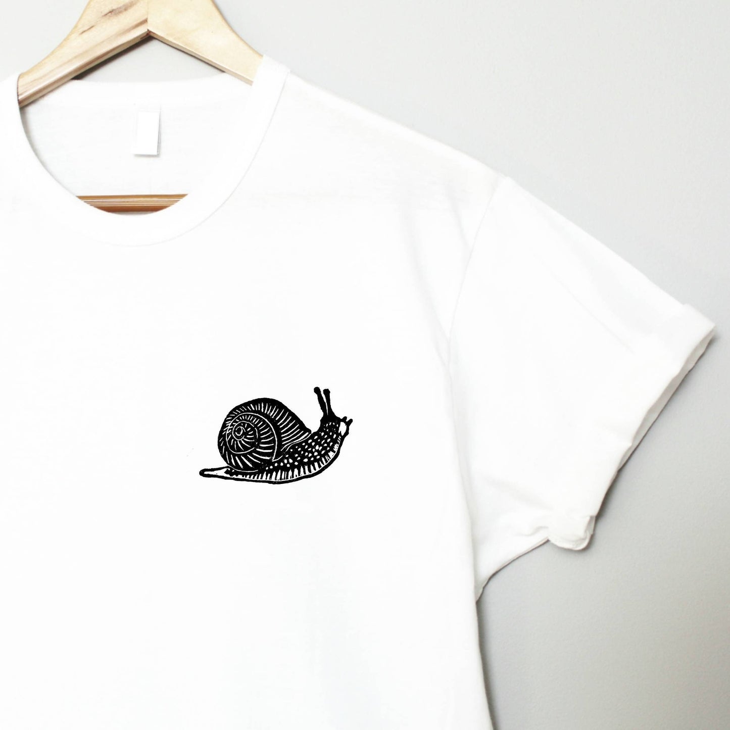 T-shirt escargot, t-shirt UNISEX imprimé à la main, tee-shirt limace mignon, mode minimaliste, vêtements imprimés en bloc uniques, cadeau pour elle, mode éthique