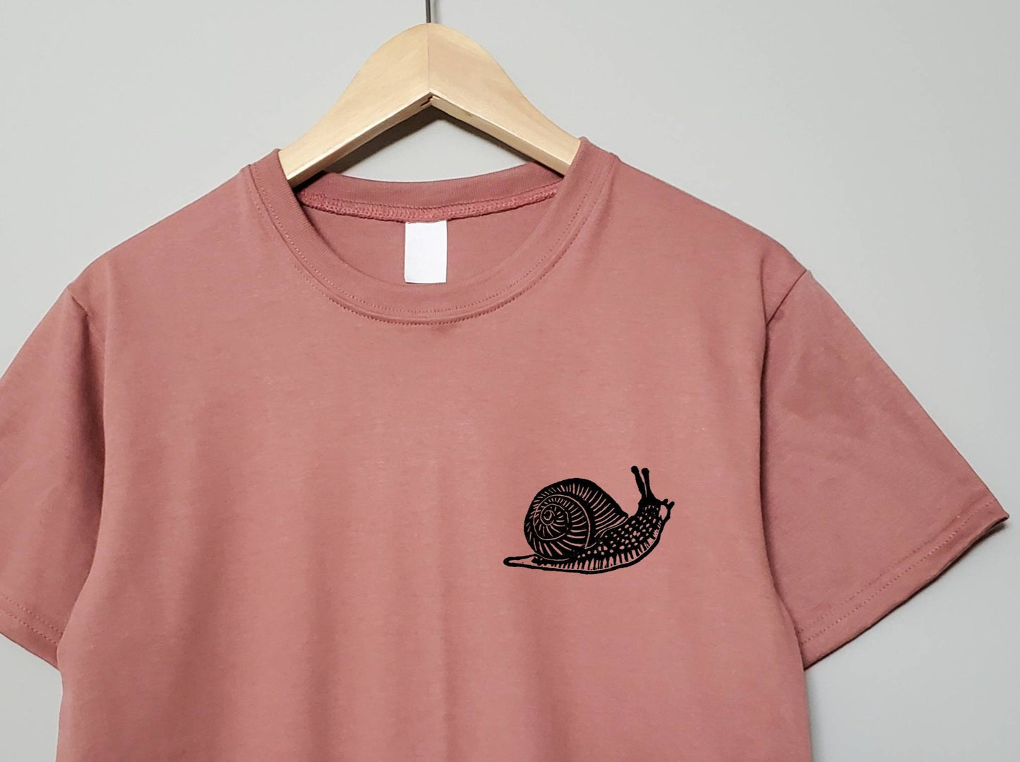 T-shirt escargot, t-shirt UNISEX imprimé à la main, tee-shirt limace mignon, mode minimaliste, vêtements imprimés en bloc uniques, cadeau pour elle, mode éthique