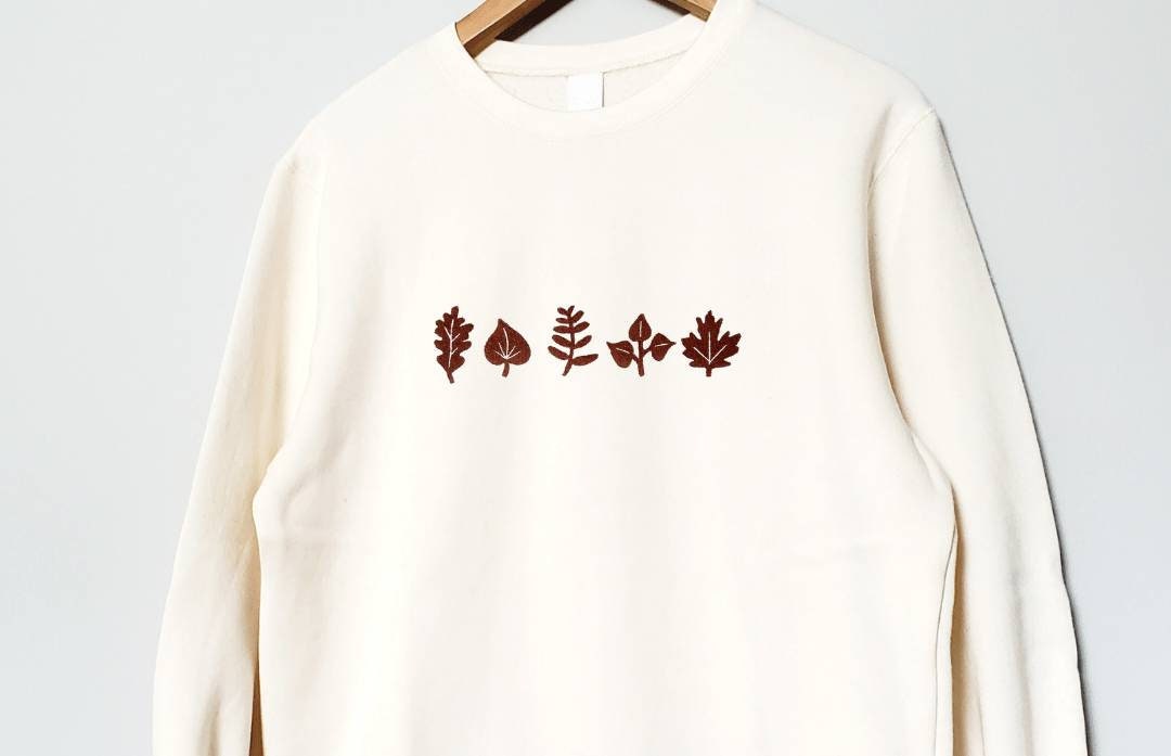 Sweat-shirt imprimé feuilles, col rond UNISEXE en bambou, imprimé botanique minimaliste, pull en coton biologique naturel, mode éthique estampillée à la main