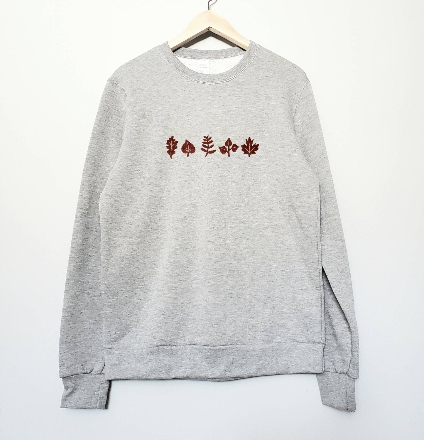 Sweat-shirt imprimé feuilles, col rond UNISEXE en bambou, imprimé botanique minimaliste, pull en coton biologique naturel, mode éthique estampillée à la main