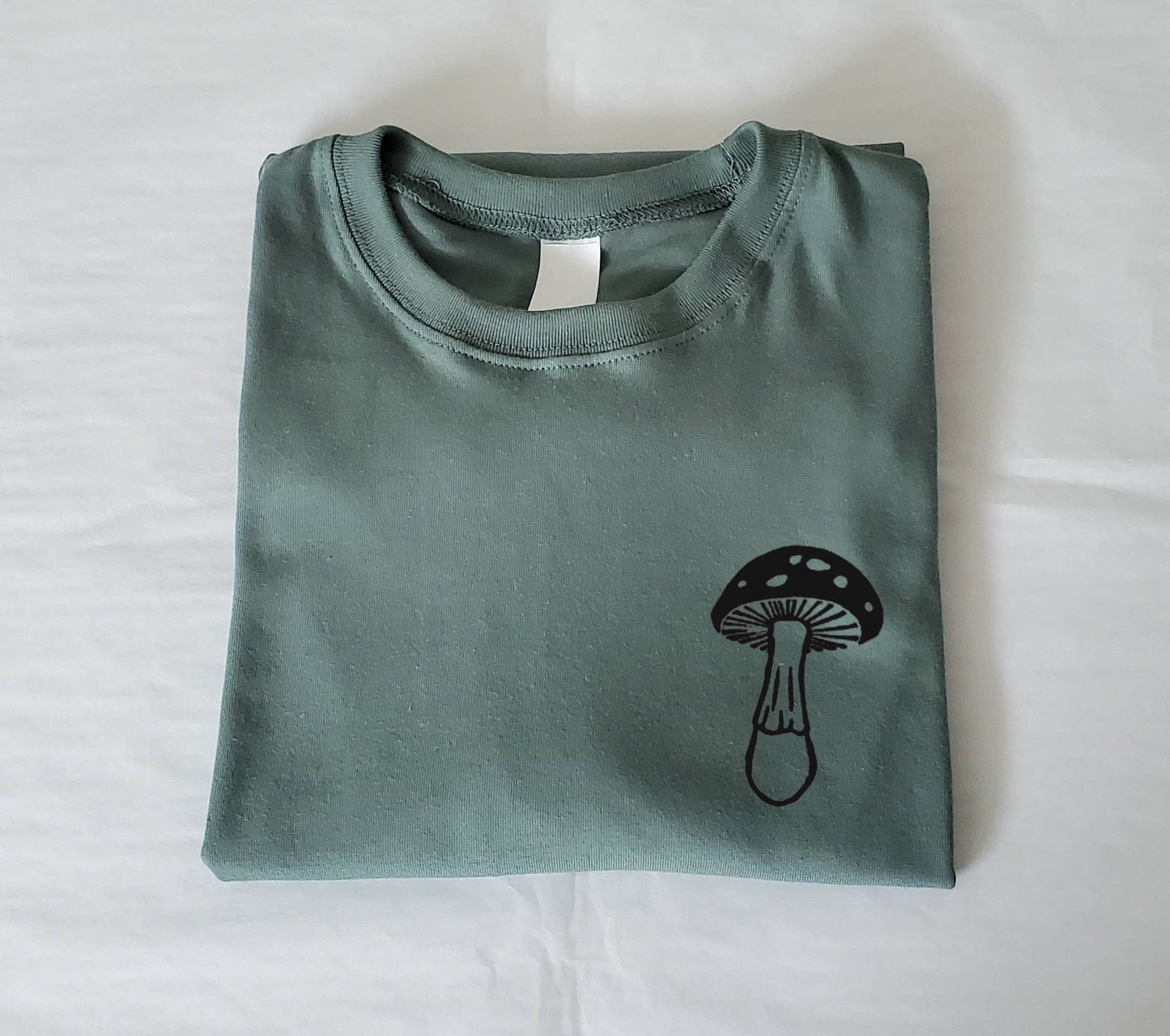 T-shirt champignon, chemise imprimée à la main UNISEX, imprimé en bloc botanique graphique minimaliste, tee-shirt lino imprimé champignon estampillé à la main, mode éthique