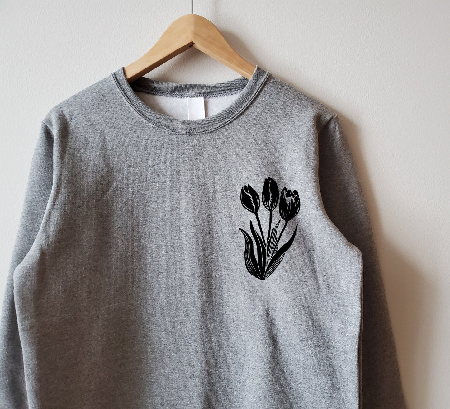 Sweat-shirt tulipe, col d’équipage de fleurs imprimé à la main unisexe, illustration florale imprimée en bloc, pull en polaire douce, vêtements éthiques de printemps