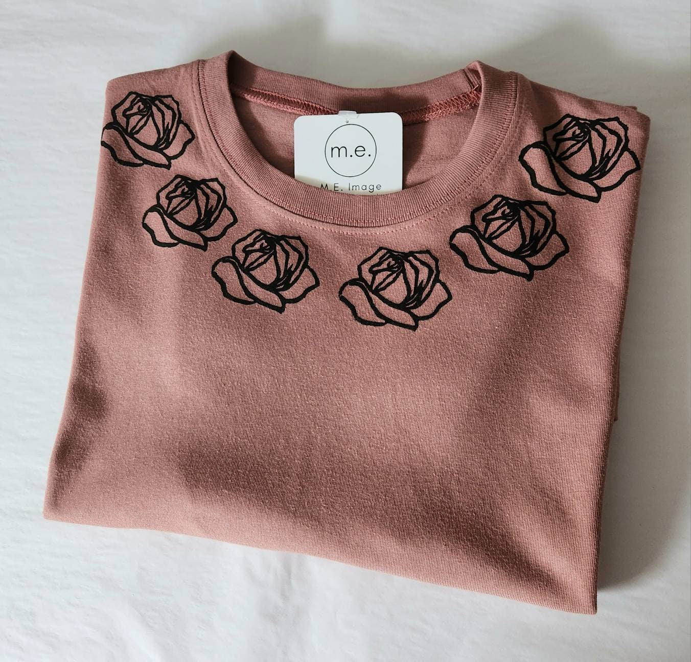 T-shirt roses, chemise à fleurs imprimée à la main UNISEX, imprimé bloc floral minimaliste, roses estampillées à la main autour du col, mode éthique