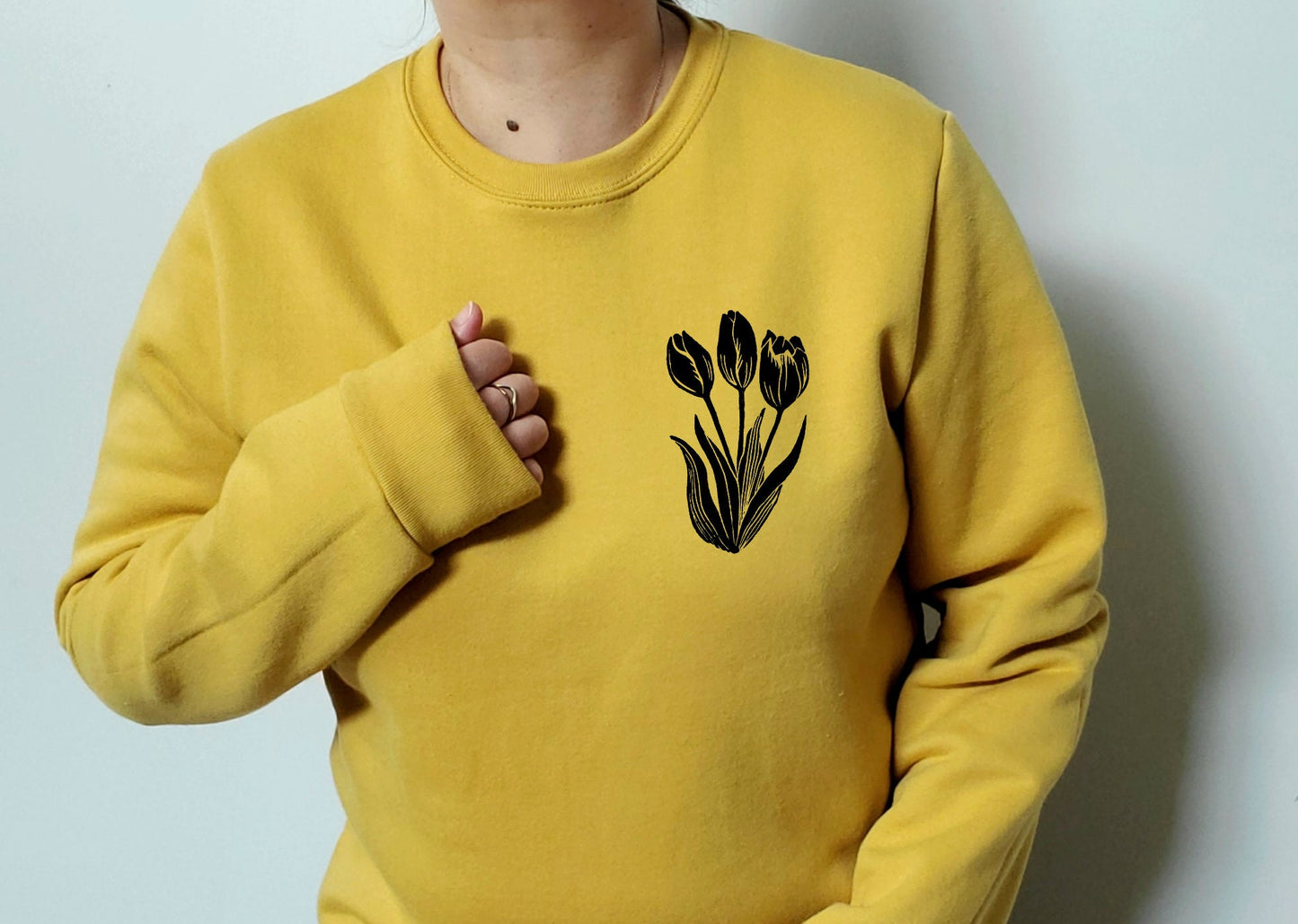 Sweat-shirt tulipe, col d’équipage de fleurs imprimé à la main unisexe, illustration florale imprimée en bloc, pull en polaire douce, vêtements éthiques de printemps