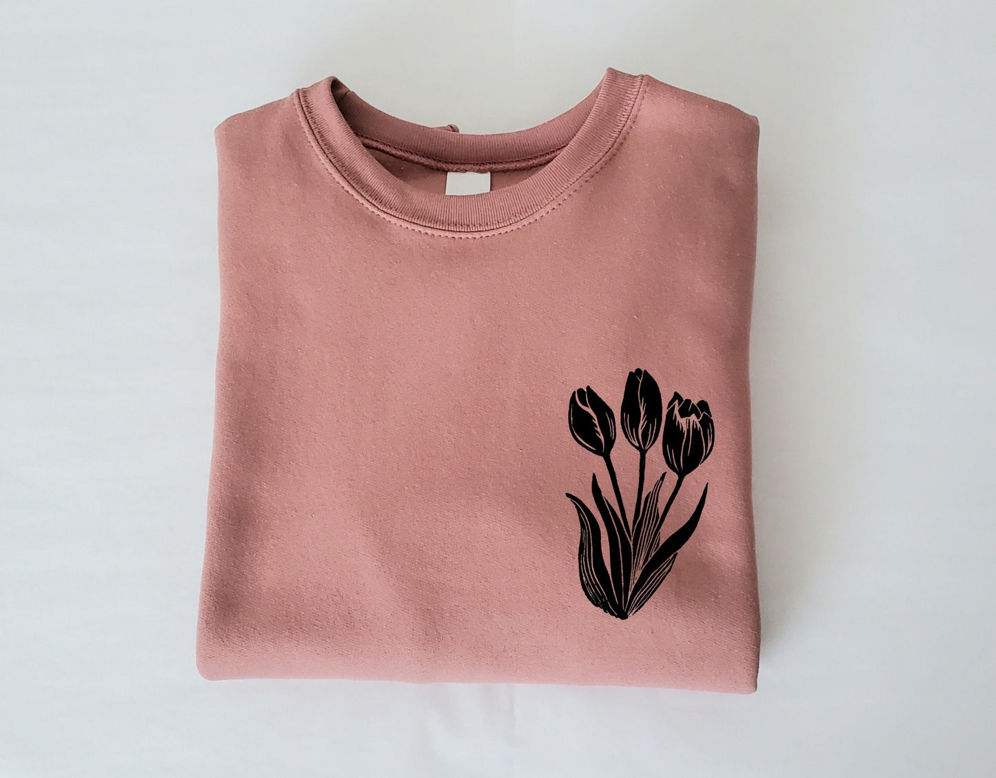 Sweat-shirt tulipe, col d’équipage de fleurs imprimé à la main unisexe, illustration florale imprimée en bloc, pull en polaire douce, vêtements éthiques de printemps