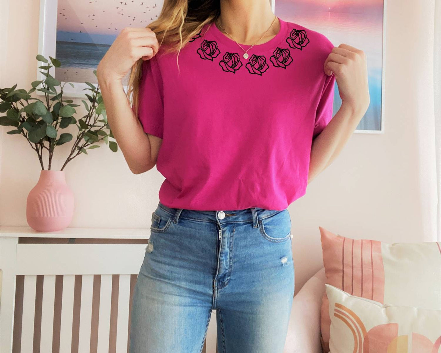 T-shirt roses, chemise à fleurs imprimée à la main UNISEX, imprimé bloc floral minimaliste, roses estampillées à la main autour du col, mode éthique
