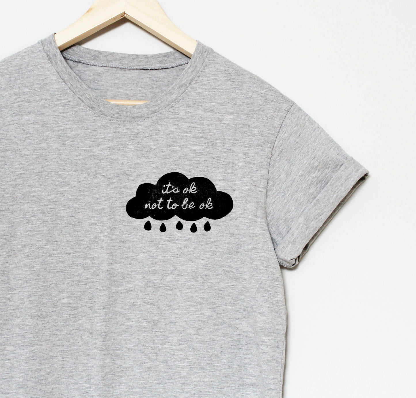 C’est ok de ne pas être ok t-shirt, t-shirt nuage pluvieux UNISEX imprimé à la main, thème de soins personnels, tee-shirt de sensibilisation à la santé mentale, mode estivale éthique