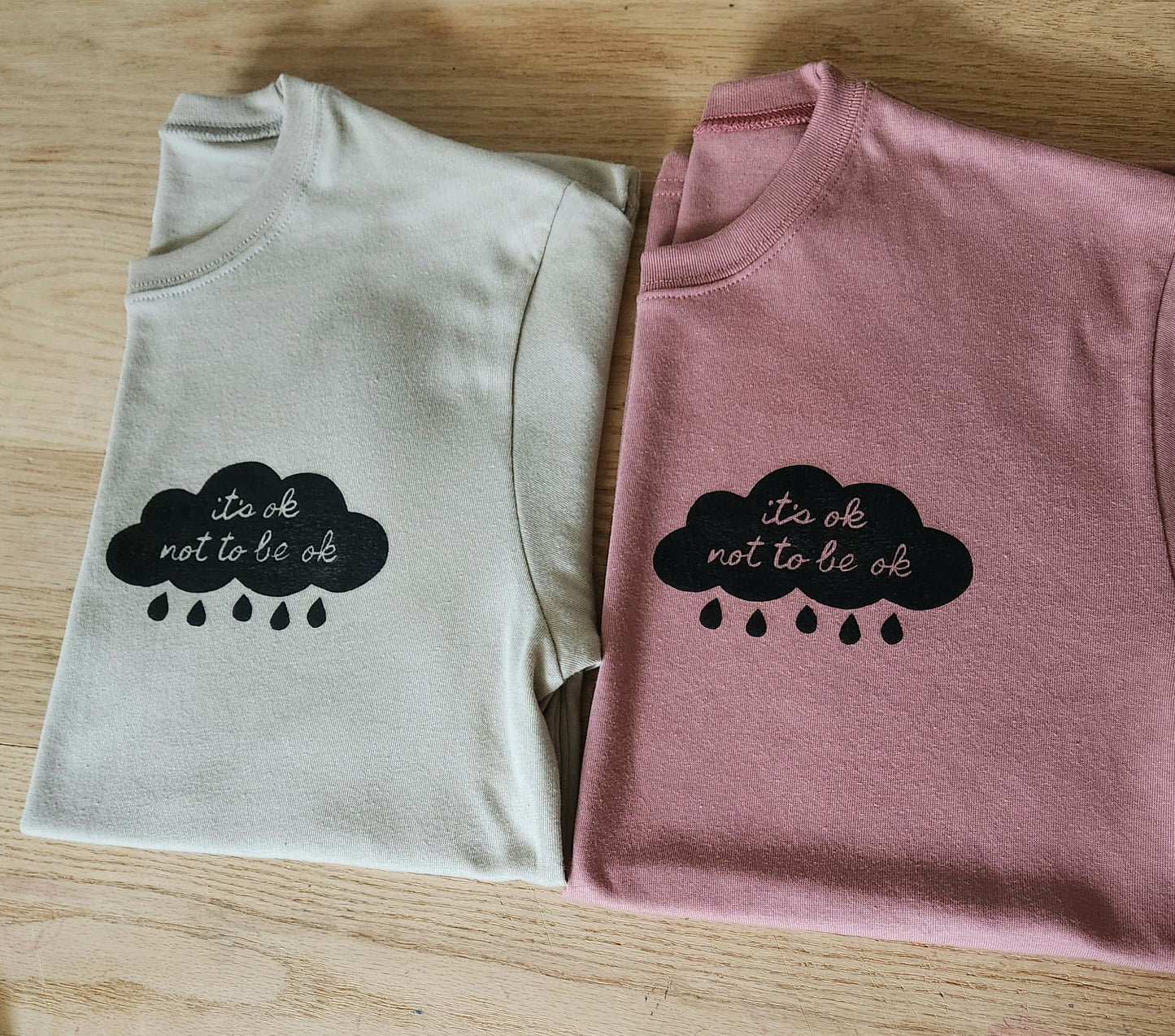 C’est ok de ne pas être ok t-shirt, t-shirt nuage pluvieux UNISEX imprimé à la main, thème de soins personnels, tee-shirt de sensibilisation à la santé mentale, mode estivale éthique