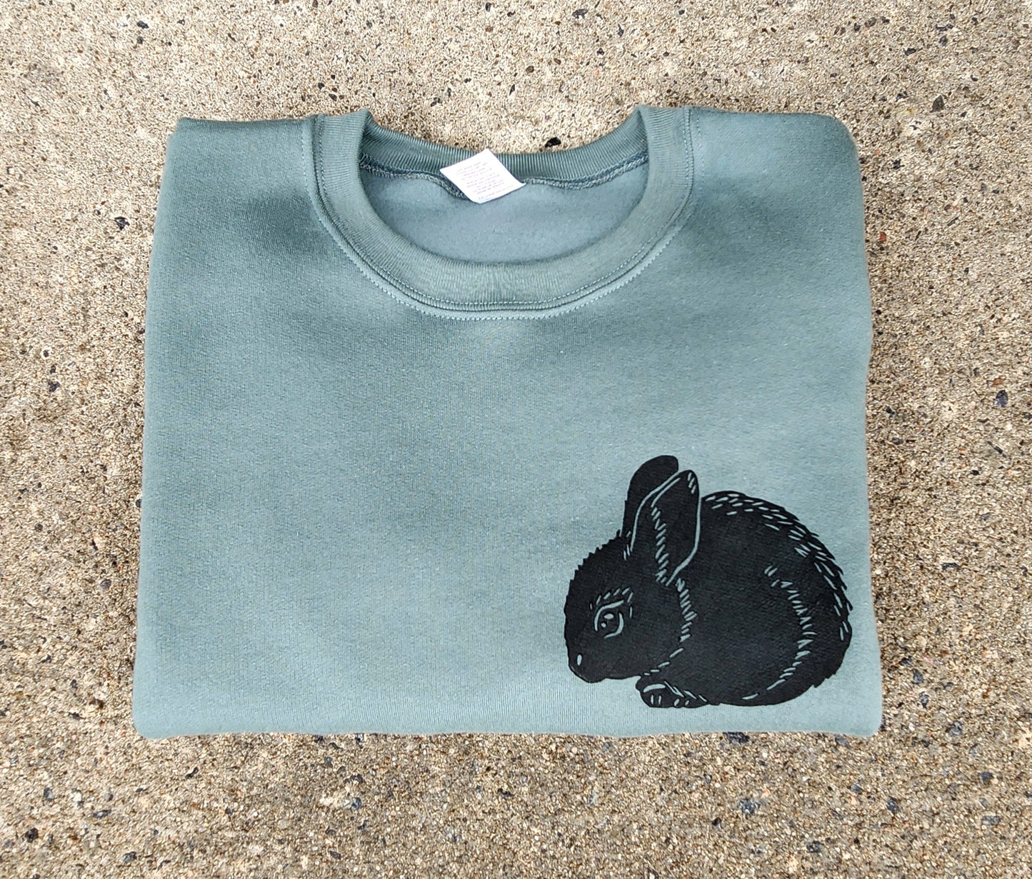 Sweat-shirt de lapin, col d’équipage imprimé à la main unisexe, illustration de lapin imprimée en bloc, pull mignon doux, vêtements d’automne, mode éthique
