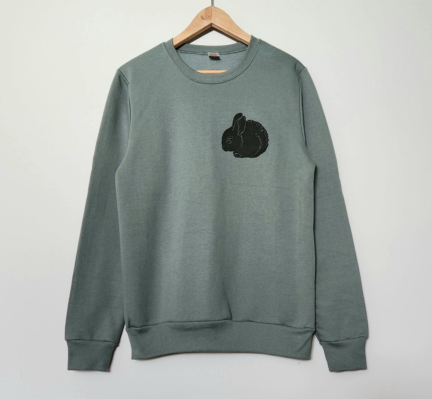 Sweat-shirt de lapin, col d’équipage imprimé à la main unisexe, illustration de lapin imprimée en bloc, pull mignon doux, vêtements d’automne, mode éthique