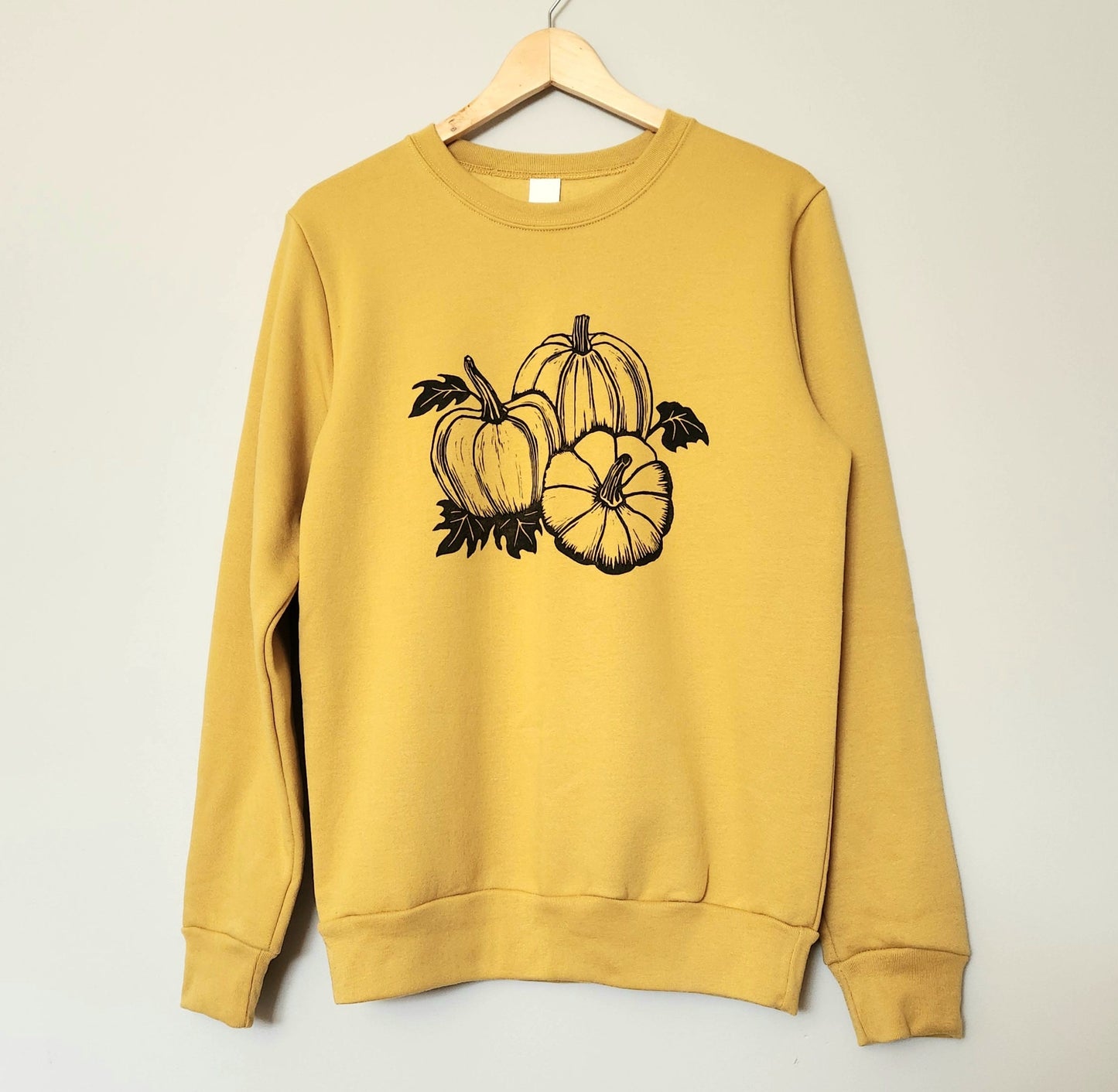 Sweat-shirt citrouille, col d’équipage d’automne imprimé à la main unisexe, illustration de patch de citrouille imprimée en bloc, pull linocut doux, mode éthique
