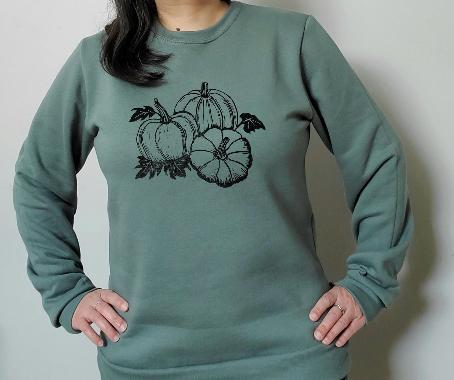 Sweat-shirt citrouille, col d’équipage d’automne imprimé à la main unisexe, illustration de patch de citrouille imprimée en bloc, pull linocut doux, mode éthique