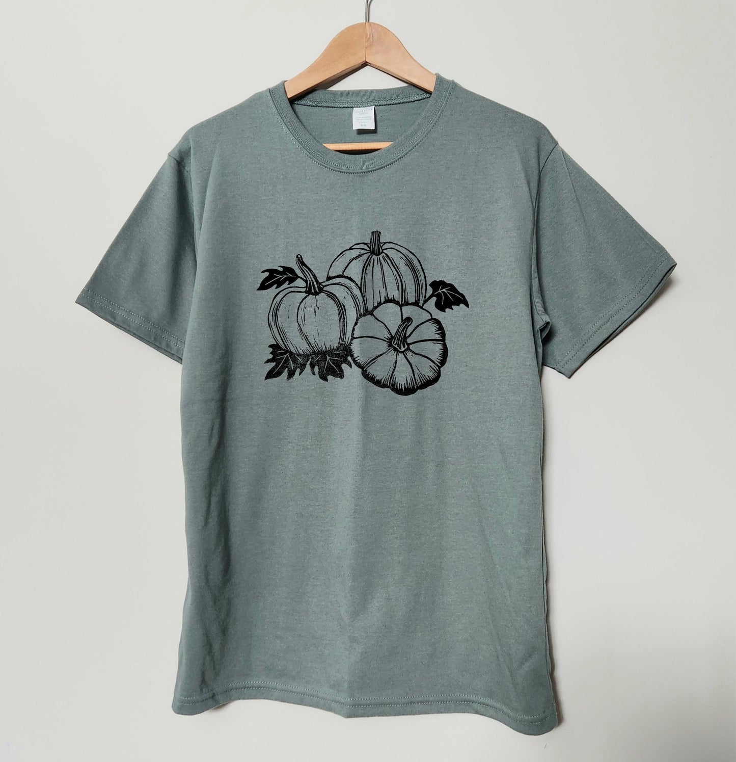 T-shirt citrouille, t-shirt imprimé à la main UNISEX, patch citrouille linocut, illustration de thème d’automne imprimé en bloc, vêtements d’automne, mode éthique